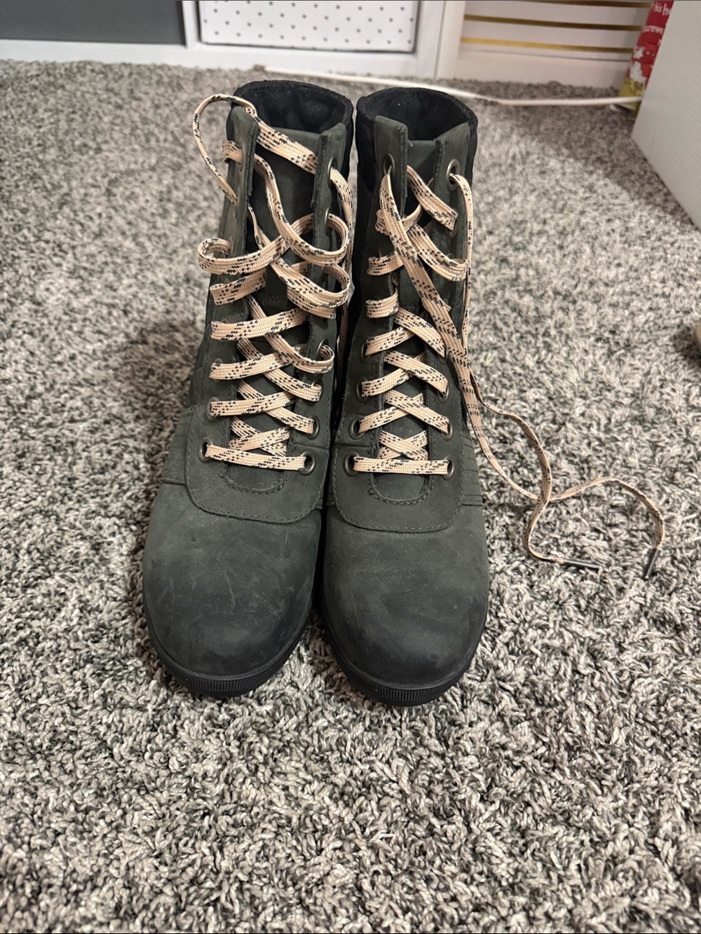 Sorel Gray Lace-Up Women's Boots with Contrast Tan Laces